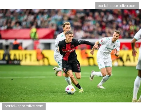 勒沃库森边锋上演帽子戏法，帮助球队大比分领先