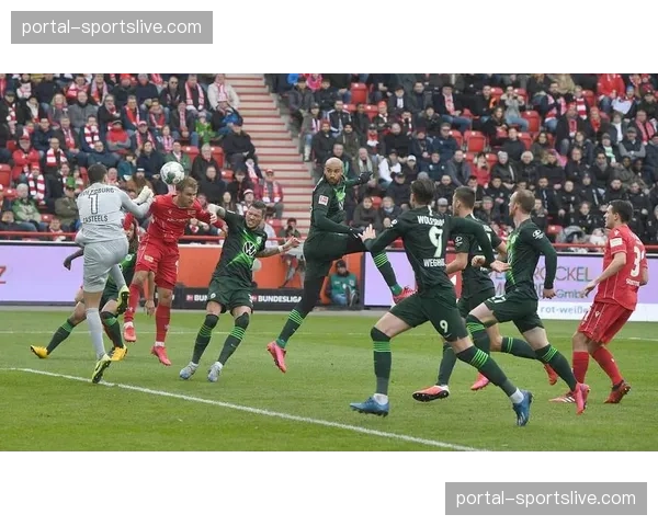 赛前最后一练,柏林联重点演练了边后卫与后腰的协防补位 赛前最后一练,柏林联重点演练了边后卫与后腰的协防补位