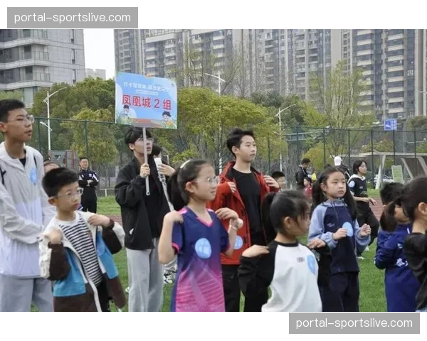 传承高球赛现场，小球迷举牌为抗癌父亲加油，获球员集体签名鼓励