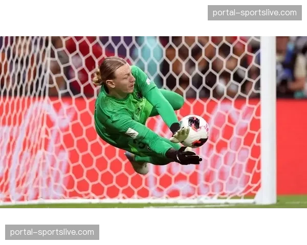 点球被扑后，沃特金斯抱头遗憾