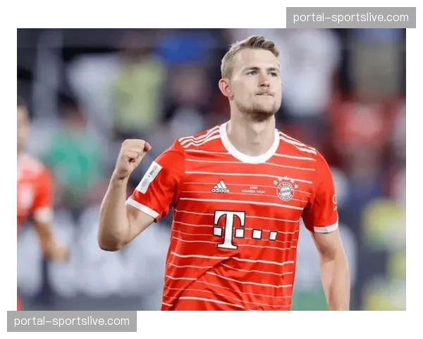 曼联中卫德里赫特伤缺四月复出无期，背部慢性伤病反复